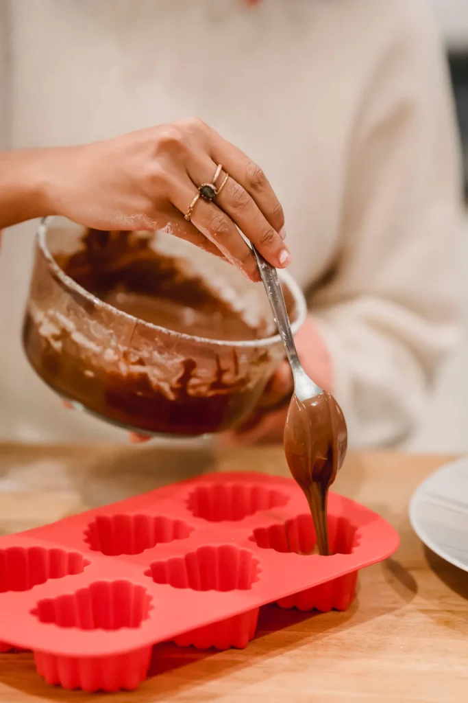 Moules à Gâteaux : Silicone ou Métal, Quel Choix Faire ?
